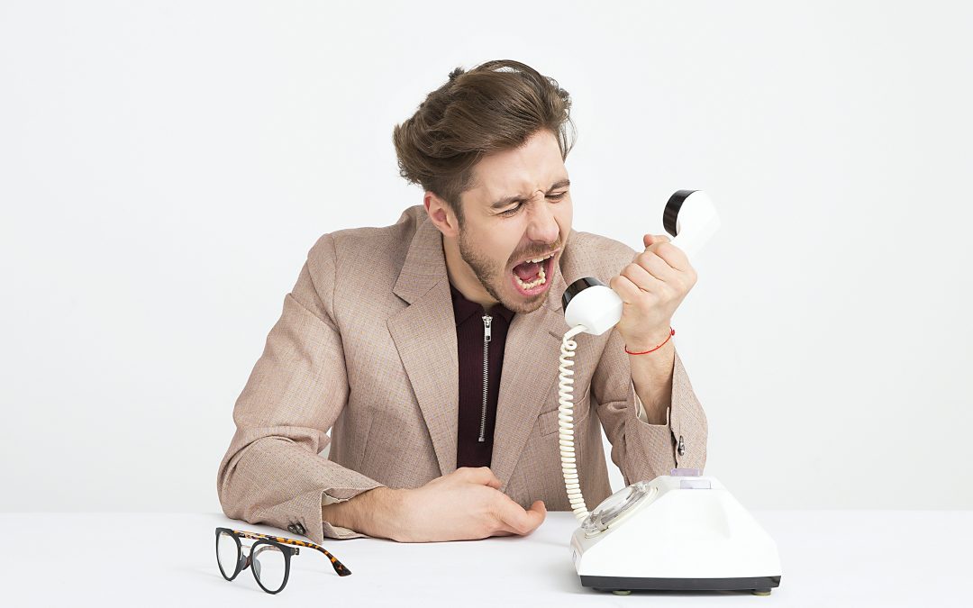 man-holding-telephone-screaming